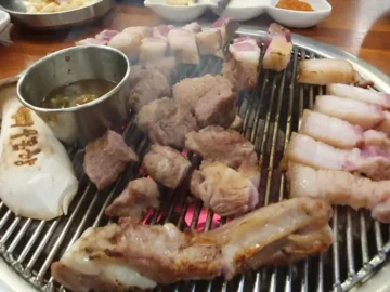 함덕 돼지고기 맛집: 숯불에 구워 더 고소한 인생 삼겹살