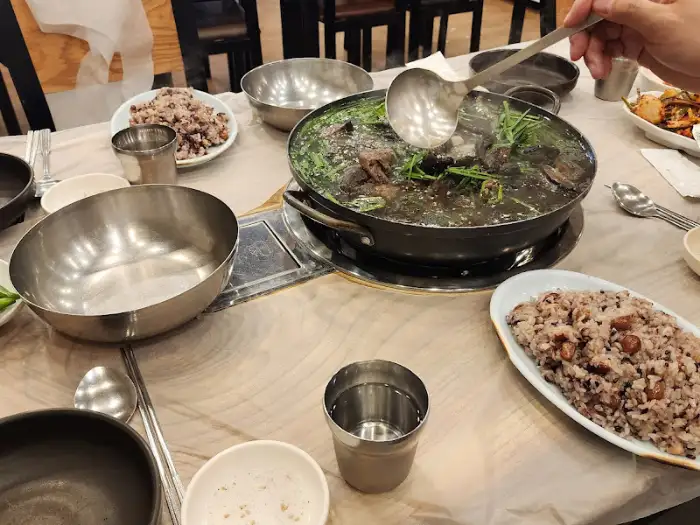 테이블 위 능이백숙