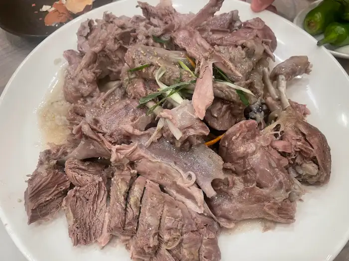 해체된 능이백숙 고기