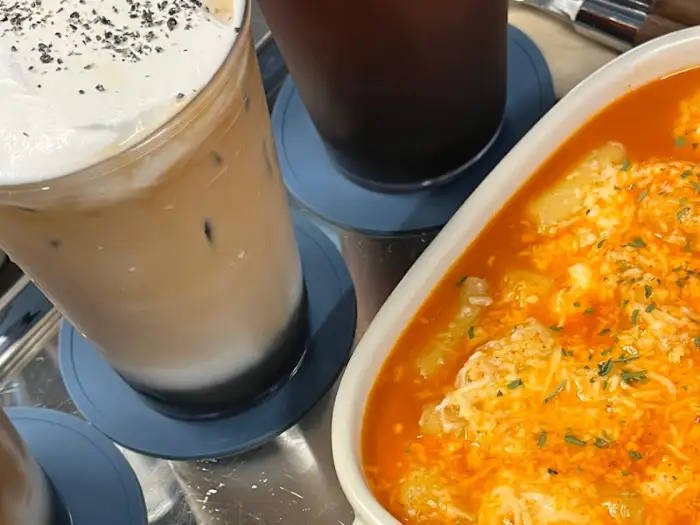 크림이 올라간 커피와 디저트