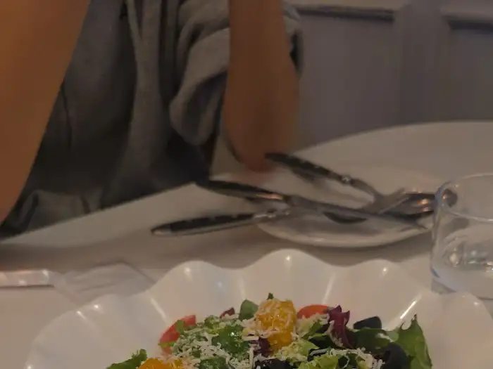 신선한 채소와 토마토가 어우러진 샐러드