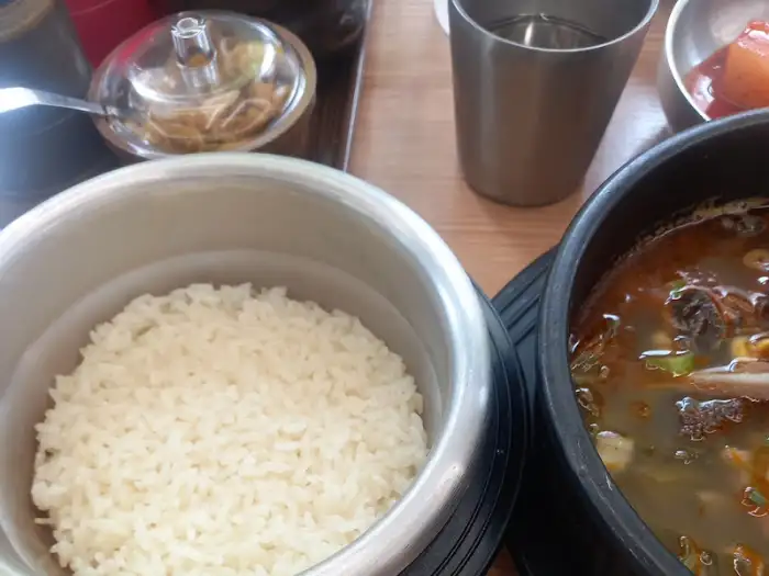 압력 솥밥과 함께 나온 해장국