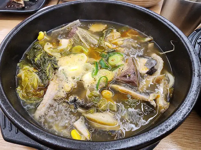 김이 모락모락 나는 뜨거운 해장국
