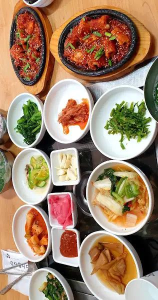 정갈하게 차려진 밑반찬과 곁들임 메뉴