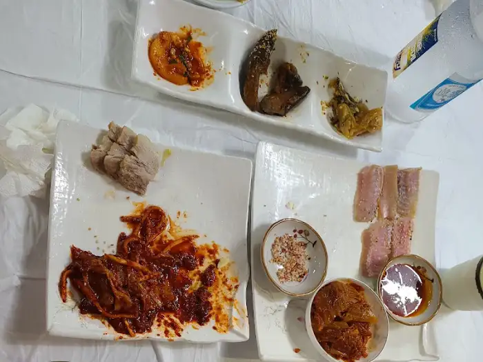 다양한 반찬과 함께 나온 홍어, 보쌈