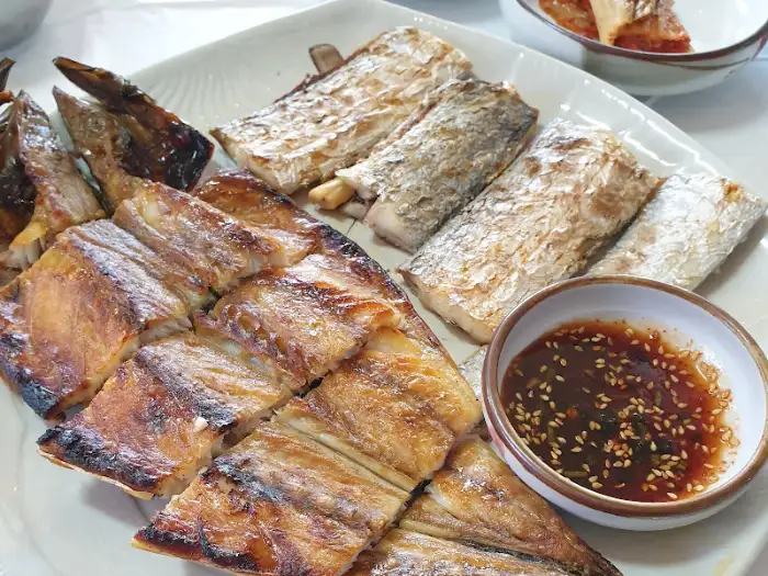 간장 양념과 함께 나온 생선구이