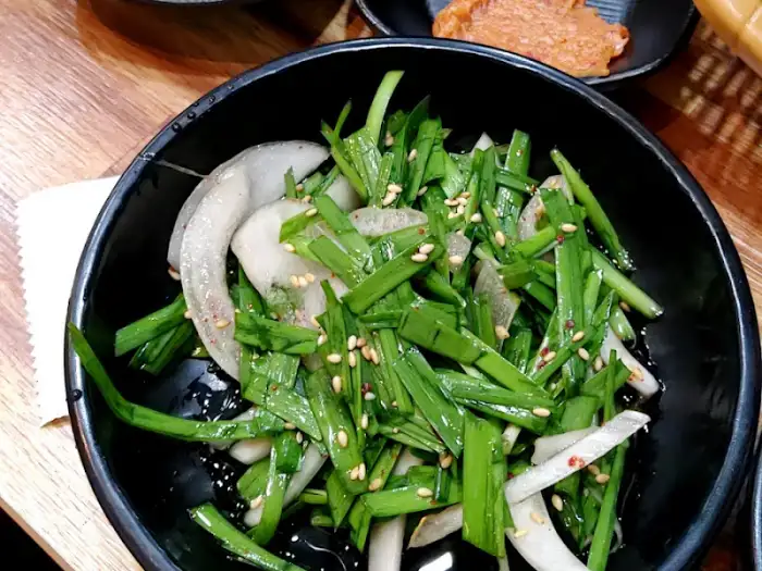 파릇한 채소와 양파가 어우러진 무침