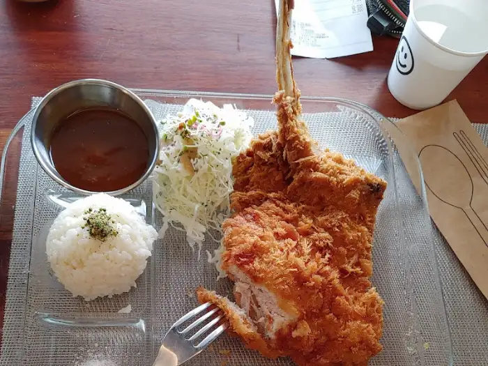 두툼한 돈까스 한 조각