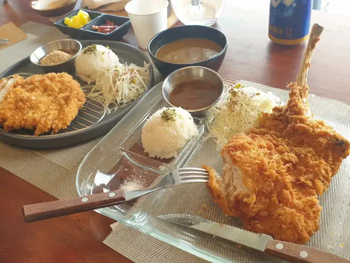 식탁 위에 놓인 푸짐한 돈까스 한상차림