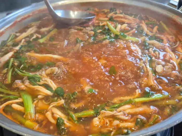 끓고 있는 칼국수 육수
