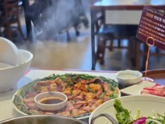 테이블에 차려진 푸짐한 한상
