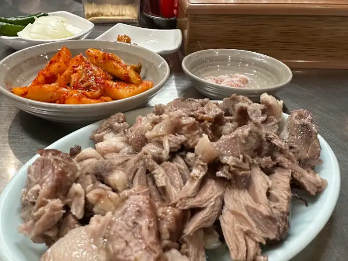 순대국의 풍성한 내장 건더기