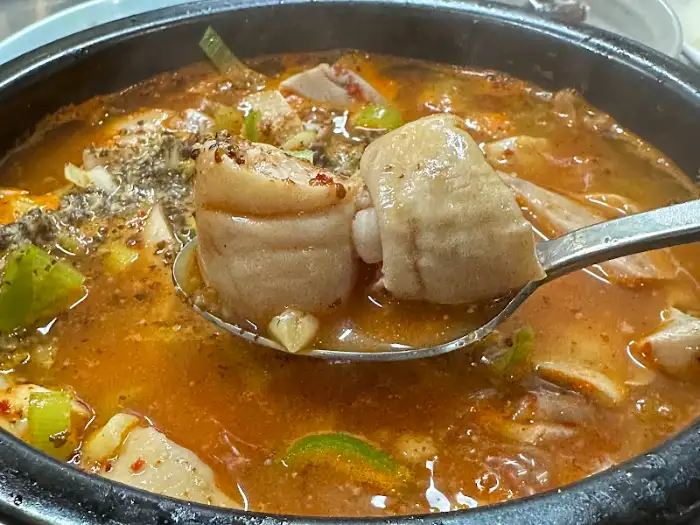 순대국 건더기를 덜어내 맛보기