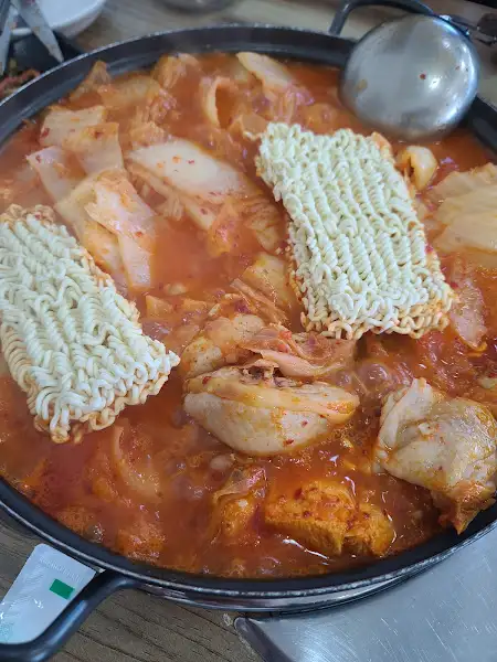 밑반찬과 함께 나온 찌개