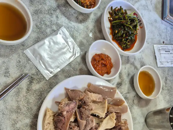 소머리 수육과 곁들임 반찬