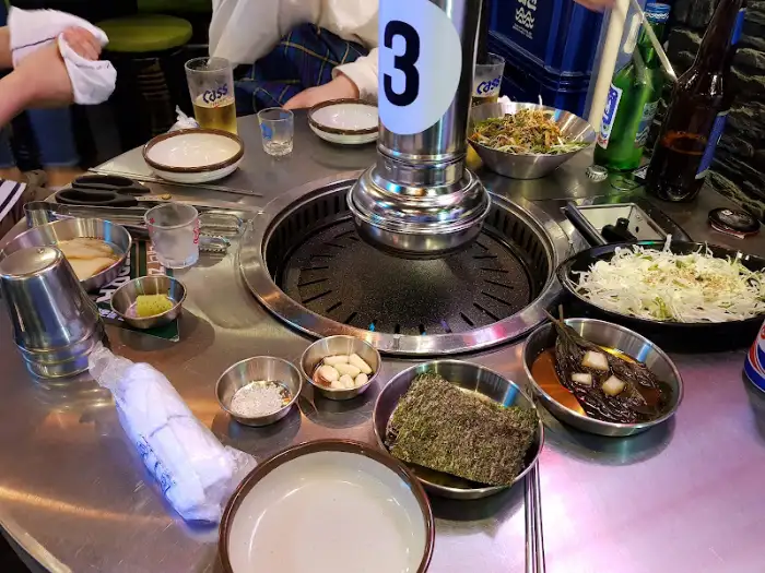 불판과 다양한 곁들임 메뉴