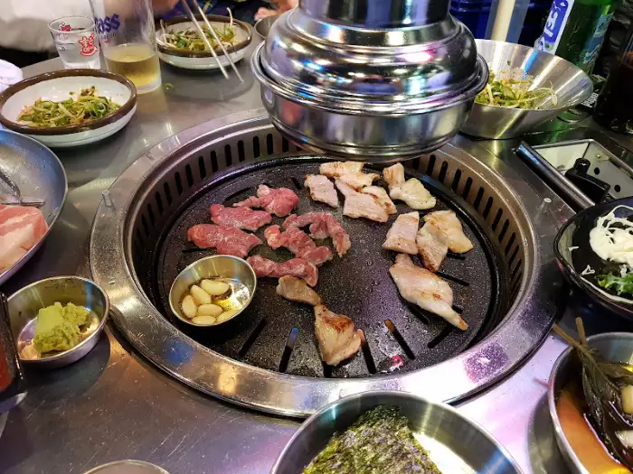 삼겹살이 구워지고 있는 불판