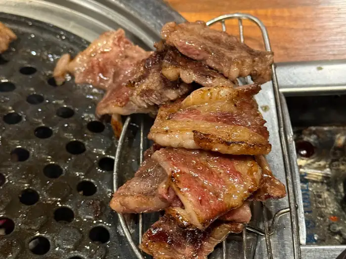 잘 구워진 소고기 여러 점이 불판 위에 놓여 있는 모습