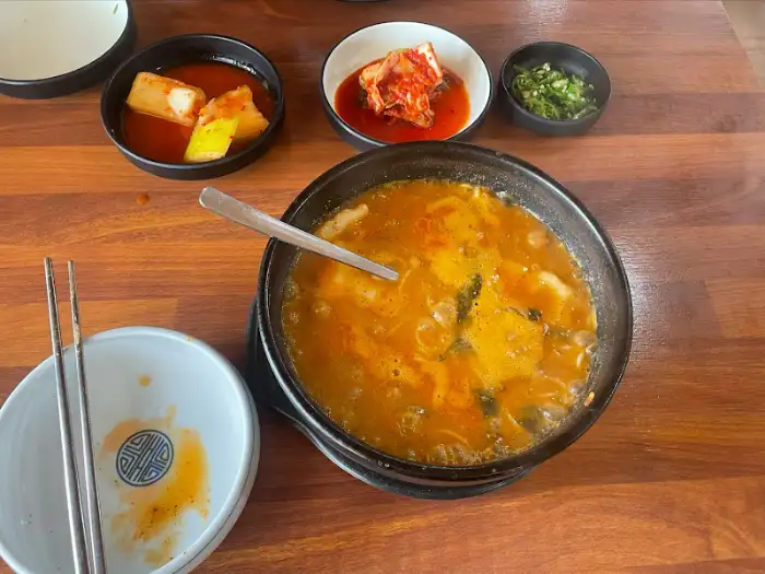어죽과 다양한 반찬들이 놓인 테이블