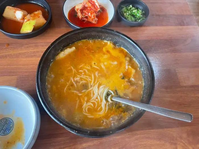 어죽 국물에 소면이 섞여 있는 모습