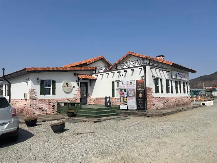 식당의 전경, 흰색 외벽과 붉은 벽돌이 조화를 이룬 모습