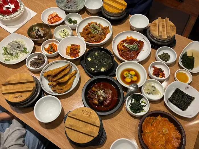 테이블에 차려진 푸짐한 한상차림