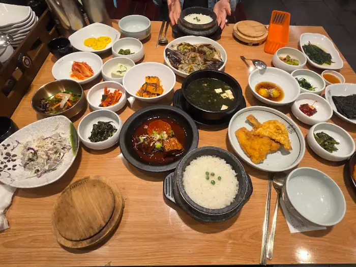 솥밥과 곁들임 반찬들