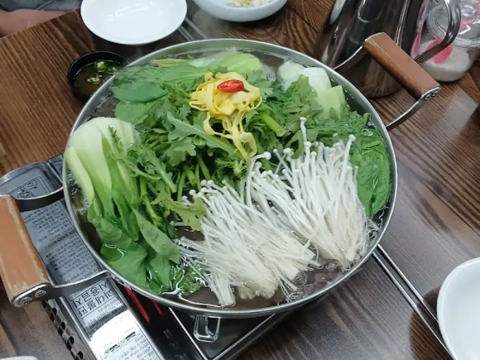 전골 위로 보이는 다채로운 재료들