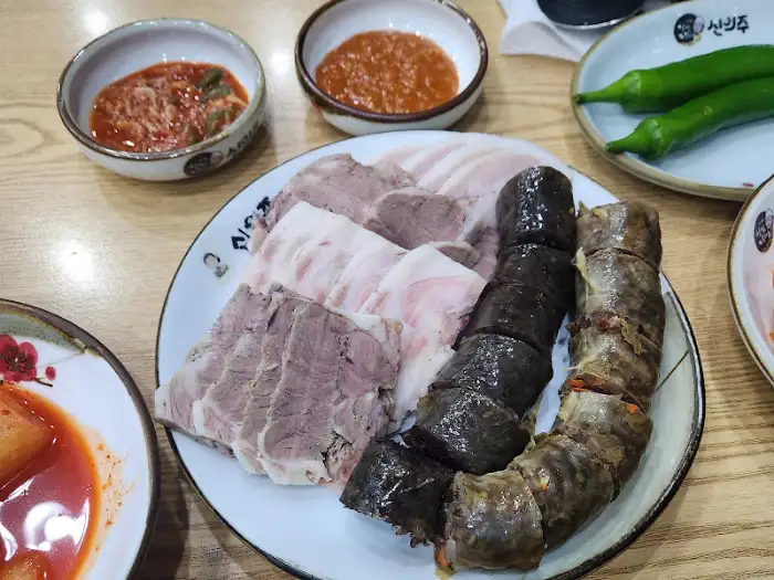 순대와 머릿고기가 접시에 담겨 나온 모습