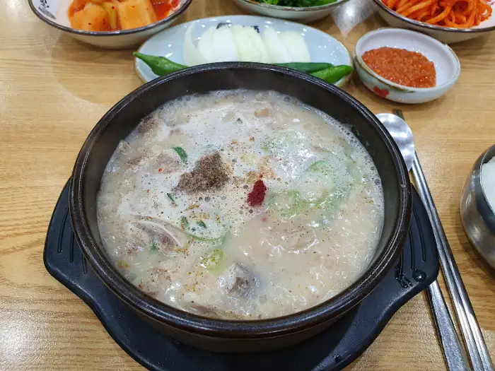 김이 나는 순댓국 클로즈업