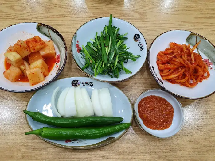 여러 가지 반찬이 놓여있는 모습
