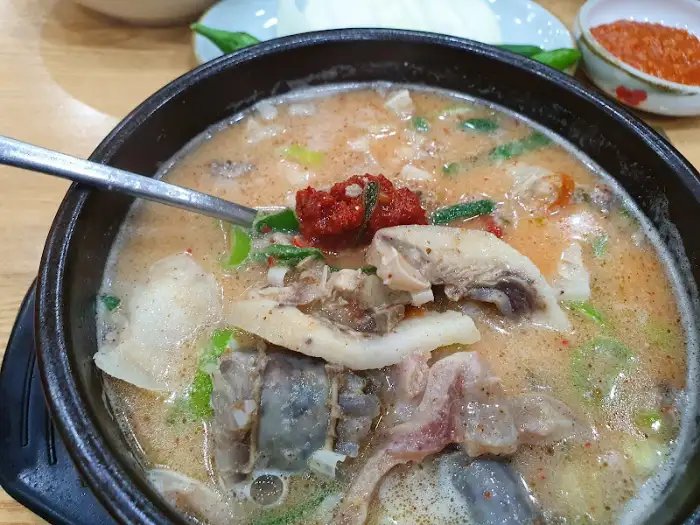 순댓국에 쌈장을 올리는 모습