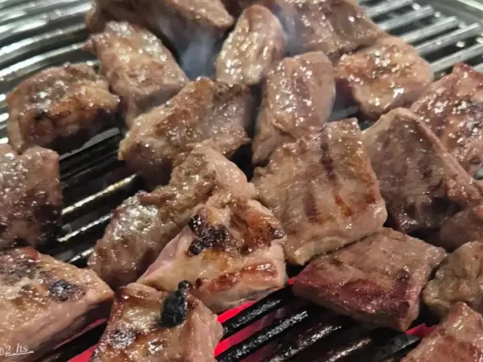 숯불 위에서 구워지고 있는 갈매기살