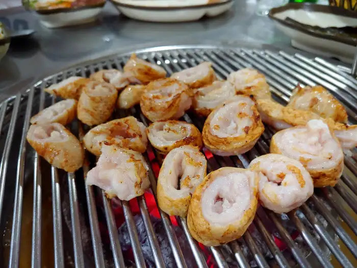 숯불 위에서 구워지고 있는 돼지 껍데기