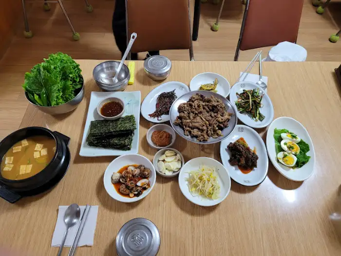 다양한 종류의 반찬과 메인 요리들이 차려진 식탁