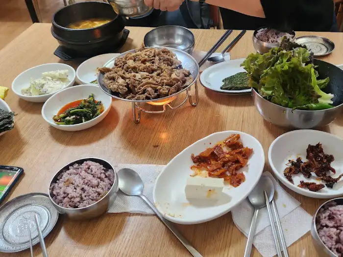 테이블에 차려진 불고기, 밥, 쌈 채소 등 다양한 음식