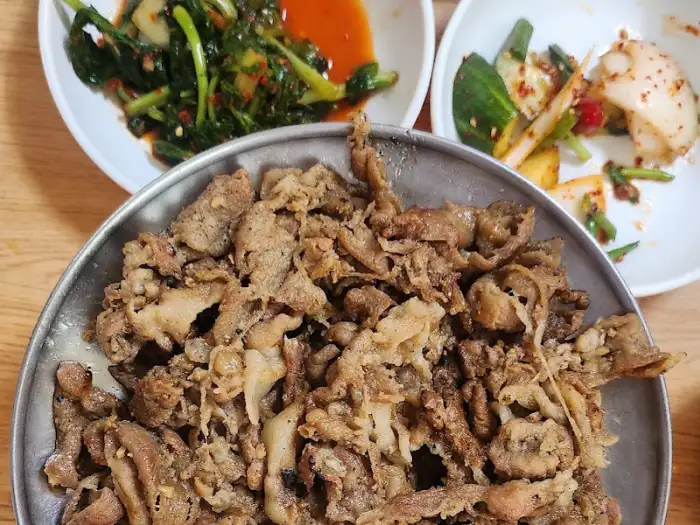 접시에 담긴 불고기와 곁들임 반찬들