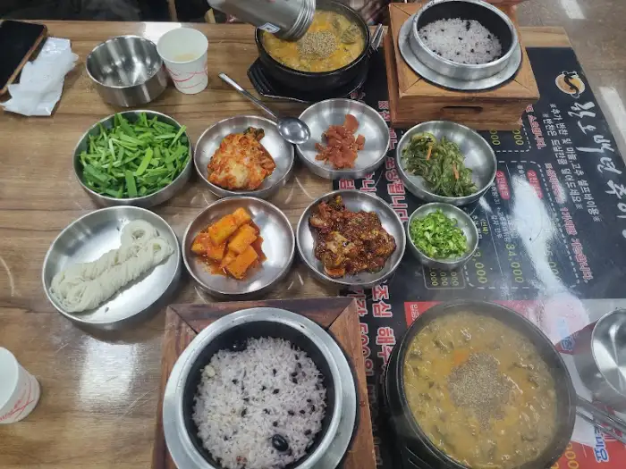 푸짐하게 차려진 한상차림