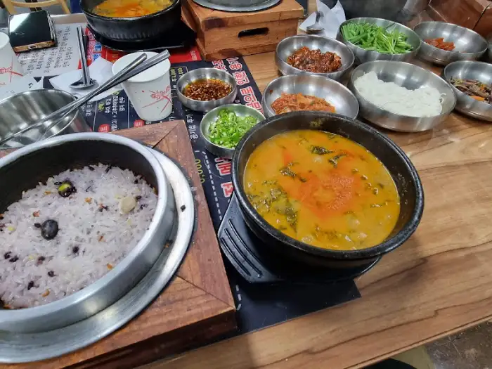 추어탕과 돌솥밥, 그리고 여러 반찬들