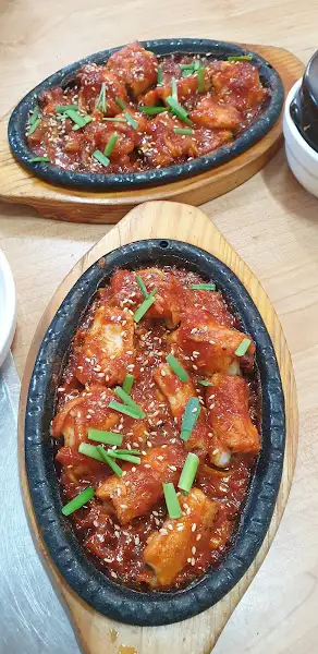 따뜻한 양념에 조리된 아구찜 요리