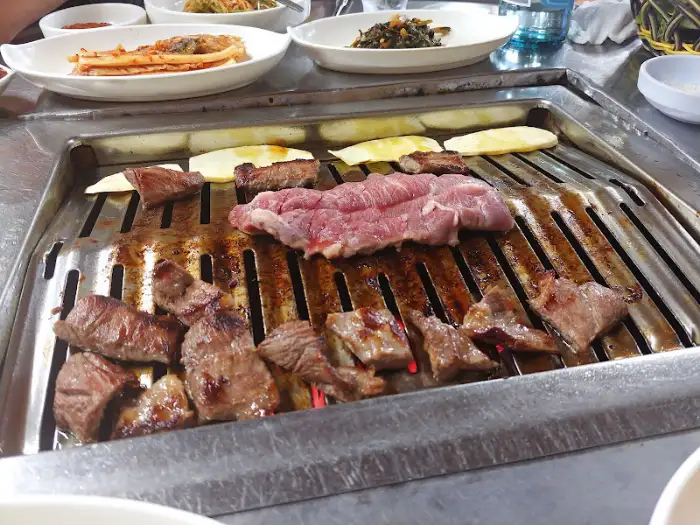 불판 위에서 구워지는 갈매기살