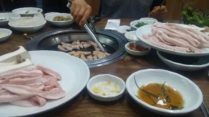 [상호명] 고기 및 밑반찬 세팅 모습