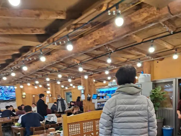 식당 내부 모습, 따뜻한 조명과 나무 인테리어가 눈에 띈다.