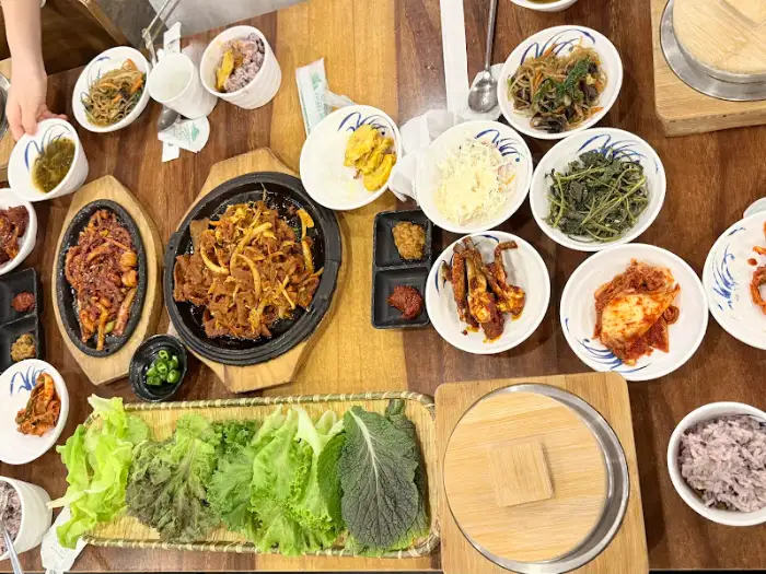 다양한 반찬과 메인 요리가 차려진 식탁 모습.