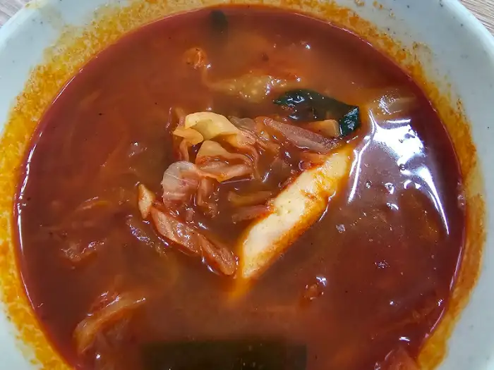 짬뽕 국물과 건더기 모습