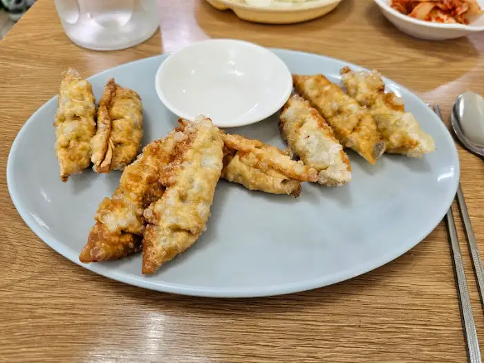 노릇하게 튀겨진 군만두