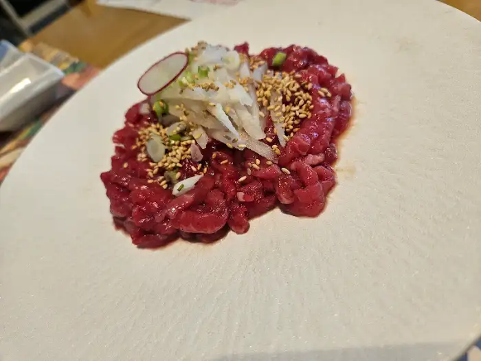 신선한 육회 요리