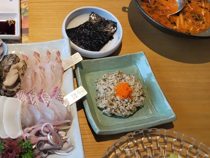 푸짐한 회와 솥밥