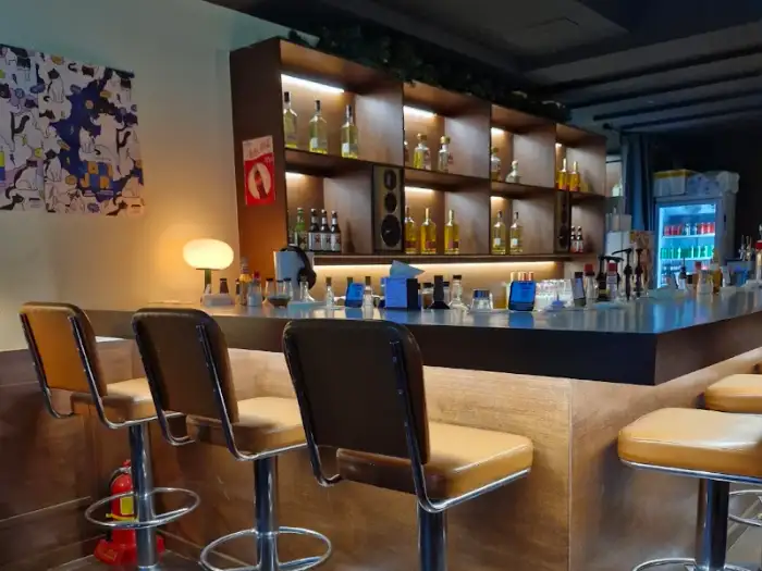 바(Bar) 내부와 진열된 술병들