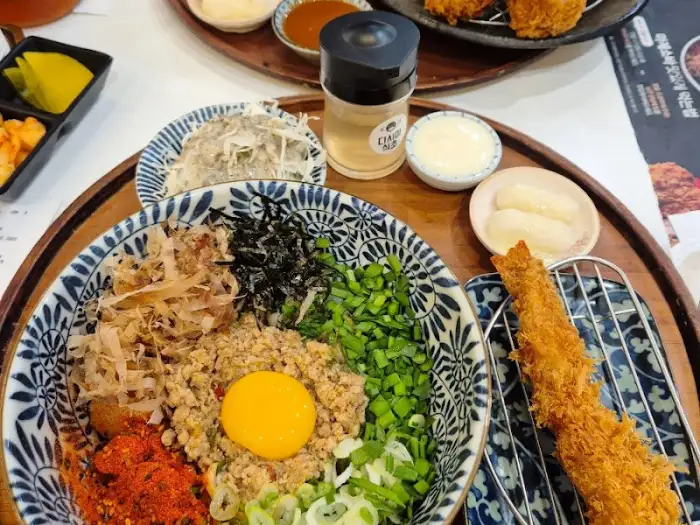 노른자와 각종 고명이 올려진 마제소바